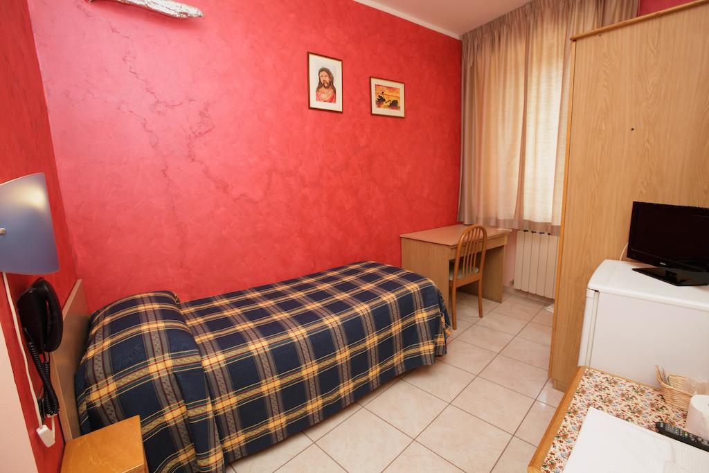 Albergo Ristorante Mancinelli Fossombrone Camera foto